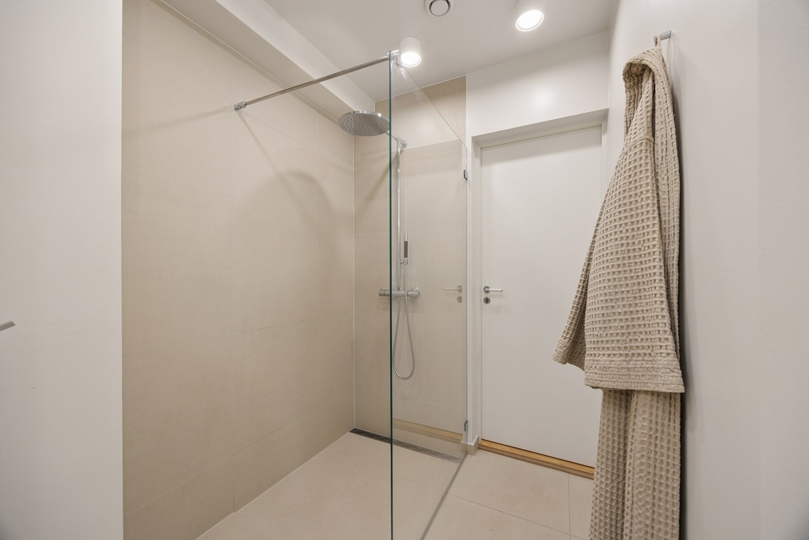 Dusjhjørne er innredet med regndusj. Alle armaturer er levert av Tapwell. Galleribilde