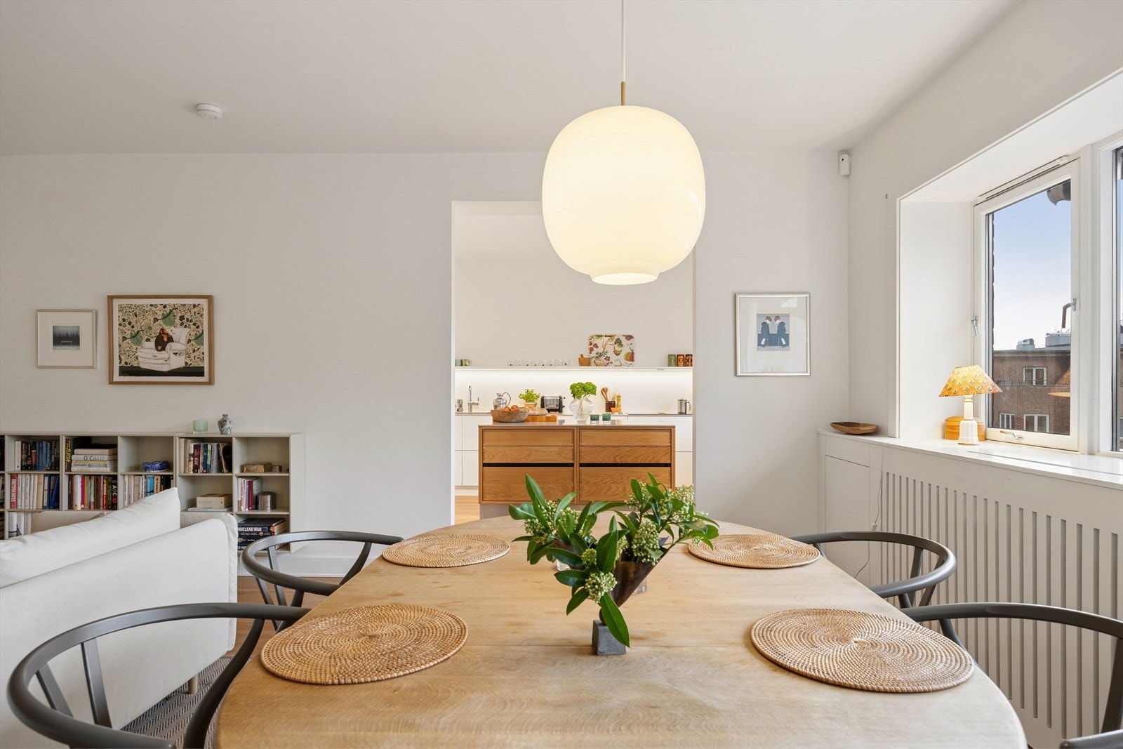 Leiligheten varmes opp via radiatorer tilknyttet bergvarme.Varmtvann og fyring er inkludert i felleskostnadene. Galleribilde