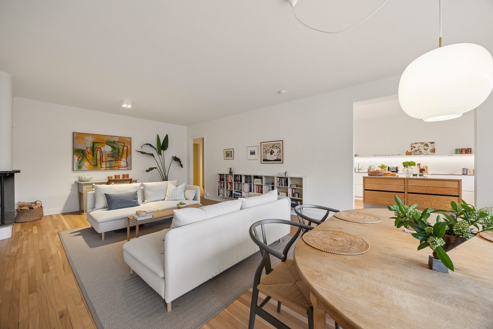 Gulvet er i heltre og ble slipt og oljet i 2024. Galleribilde