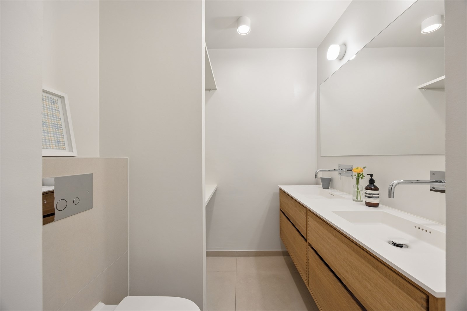 Badet er totalrenovert i 2024 og har flislagte gulvoverflater med gulvvarme. Galleribilde