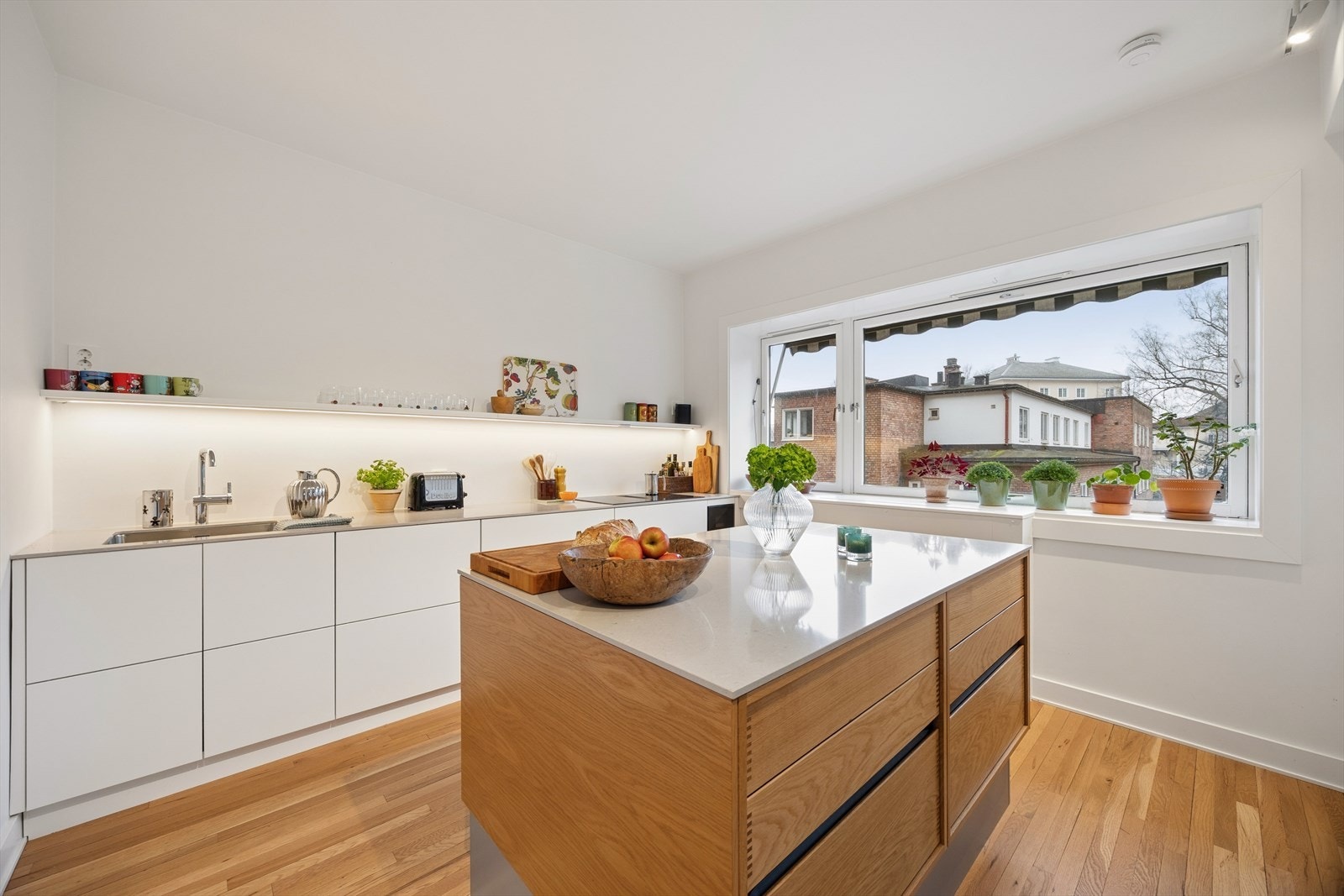 Stekeovn, platetopp, vinskap, kjøleskap, fryser og oppvaskmaskin følger salget. Galleribilde