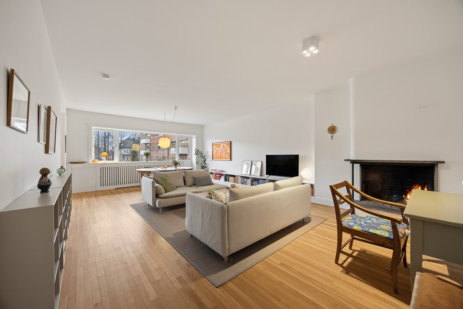 Det elektriske anlegget er oppgradert og det etablert "Plejd" smartbelysningssystem med app-styring. Galleribilde