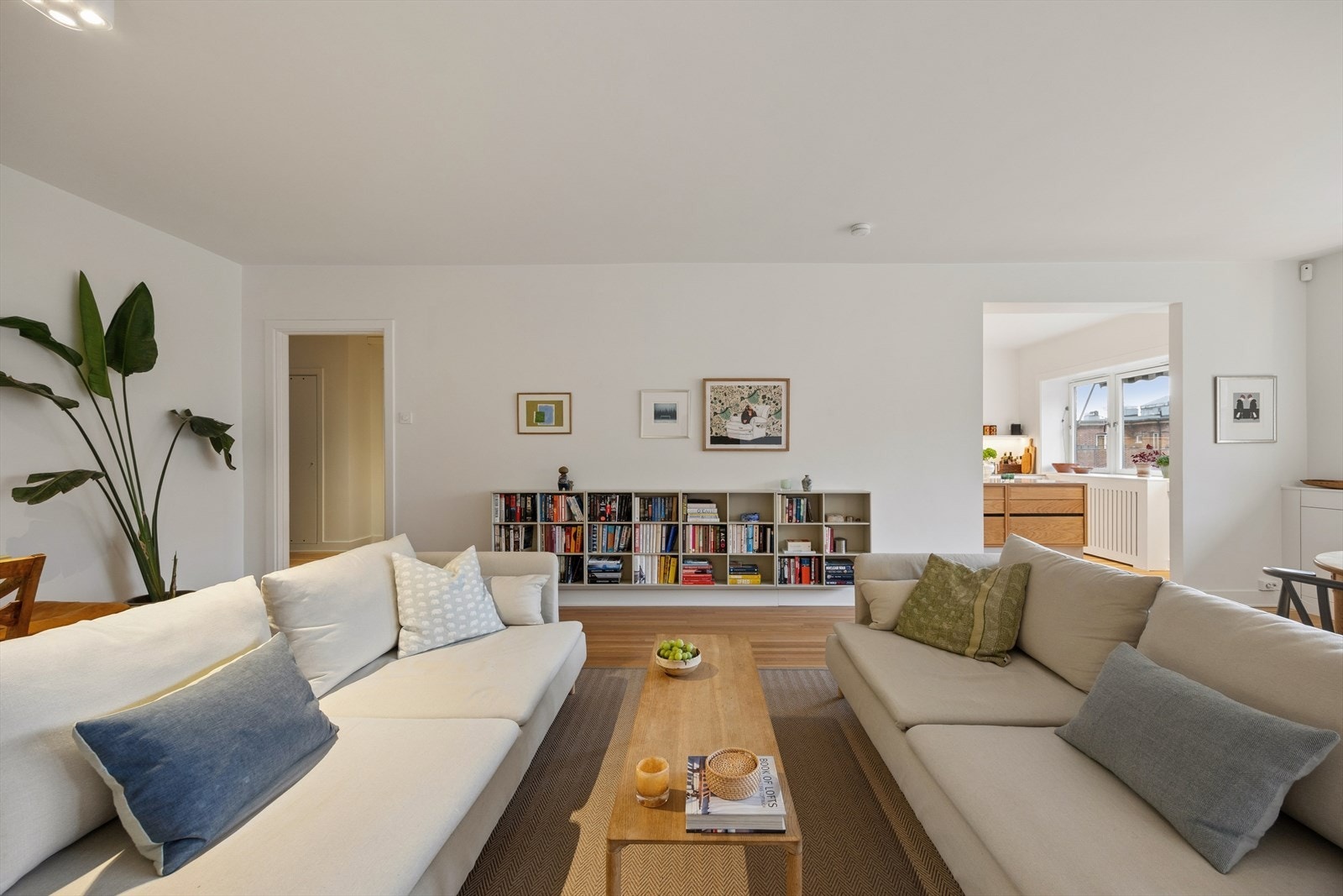 Stuen har en god takhøyde på 2,64 meter. Galleribilde