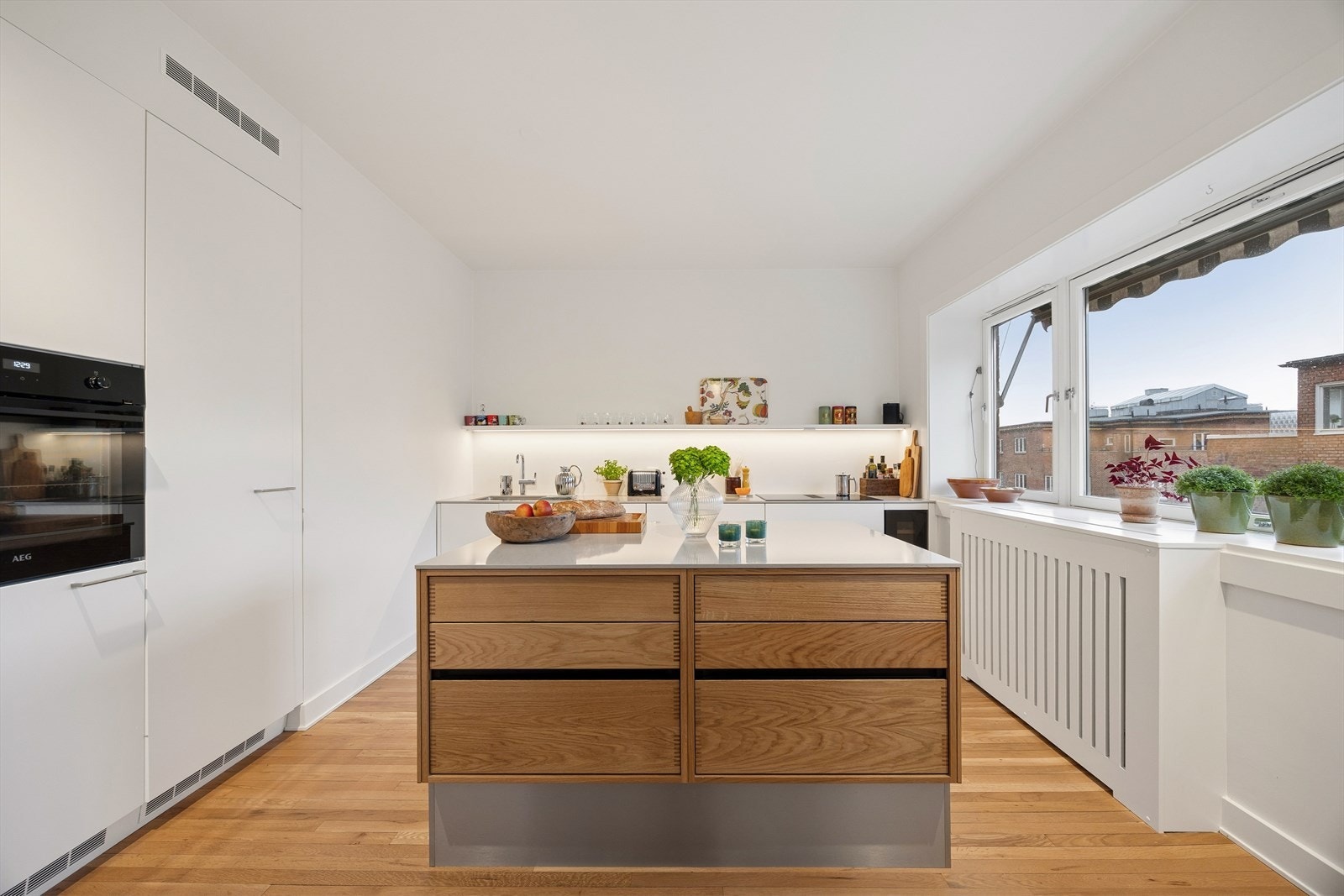 Kjøkkeninnredningen er levert av Drømmekjøkkenet, kombinert med en stilren kjøkkenøy fra Uno form. Galleribilde