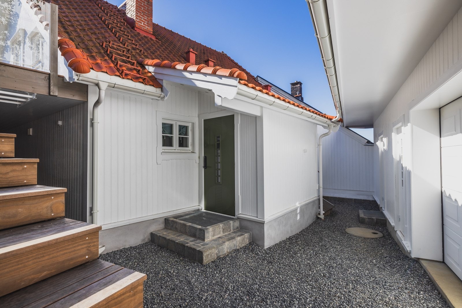 Bak inngangsdøren kan man ta seg ned til kjelleren. Galleribilde