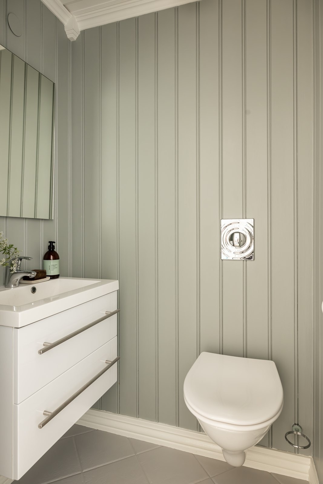 I 1. etasje er det også et separat wc. Boligens bad er i 2. etasje. Galleribilde