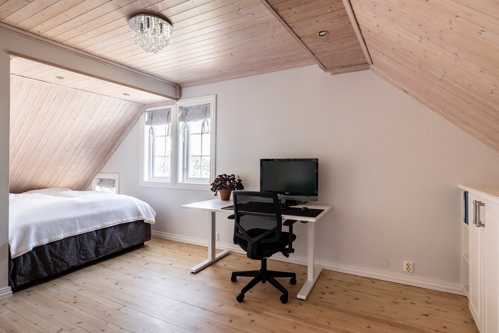 Soverom 2. Et flott rom som også kan brukes som kontor. Galleribilde