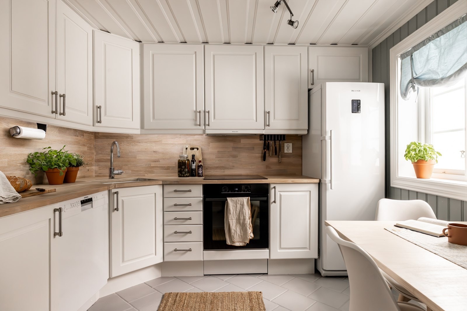 Kjøkkenet har en klassisk, pen innredning som kler boligen. Galleribilde