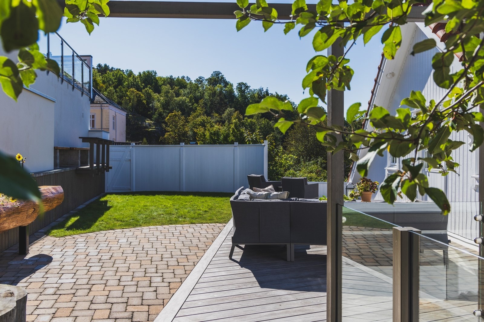 Uteområdet bør oppleves. En oase med kveldssol og delvis flott utsikt mot byen. Galleribilde