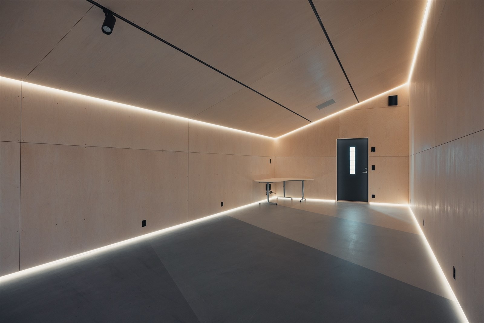 Ut unikt rom som har kul belysning og overflater med skikkelig særpreg. Det gjøres oppmerksom på at annekset ikke er godkjent for varig opphold. Galleribilde