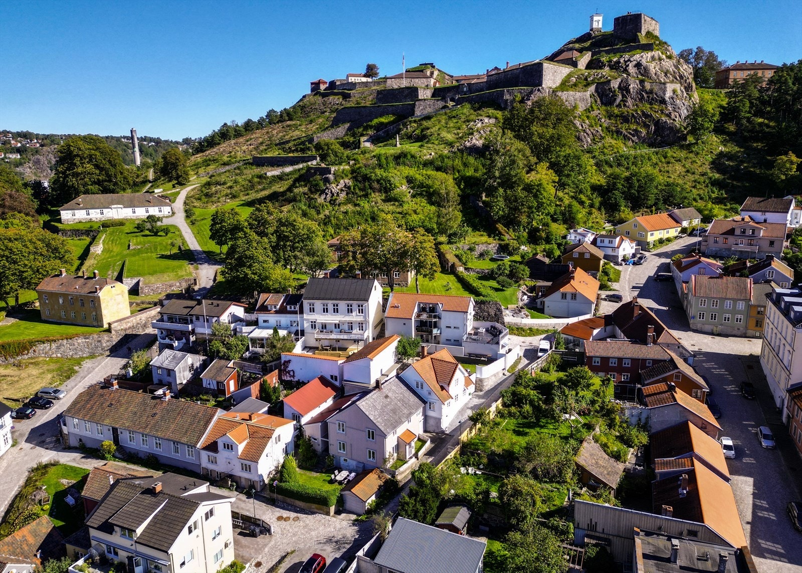 Moriangata 1 ligger i historiske omgivelser. Galleribilde