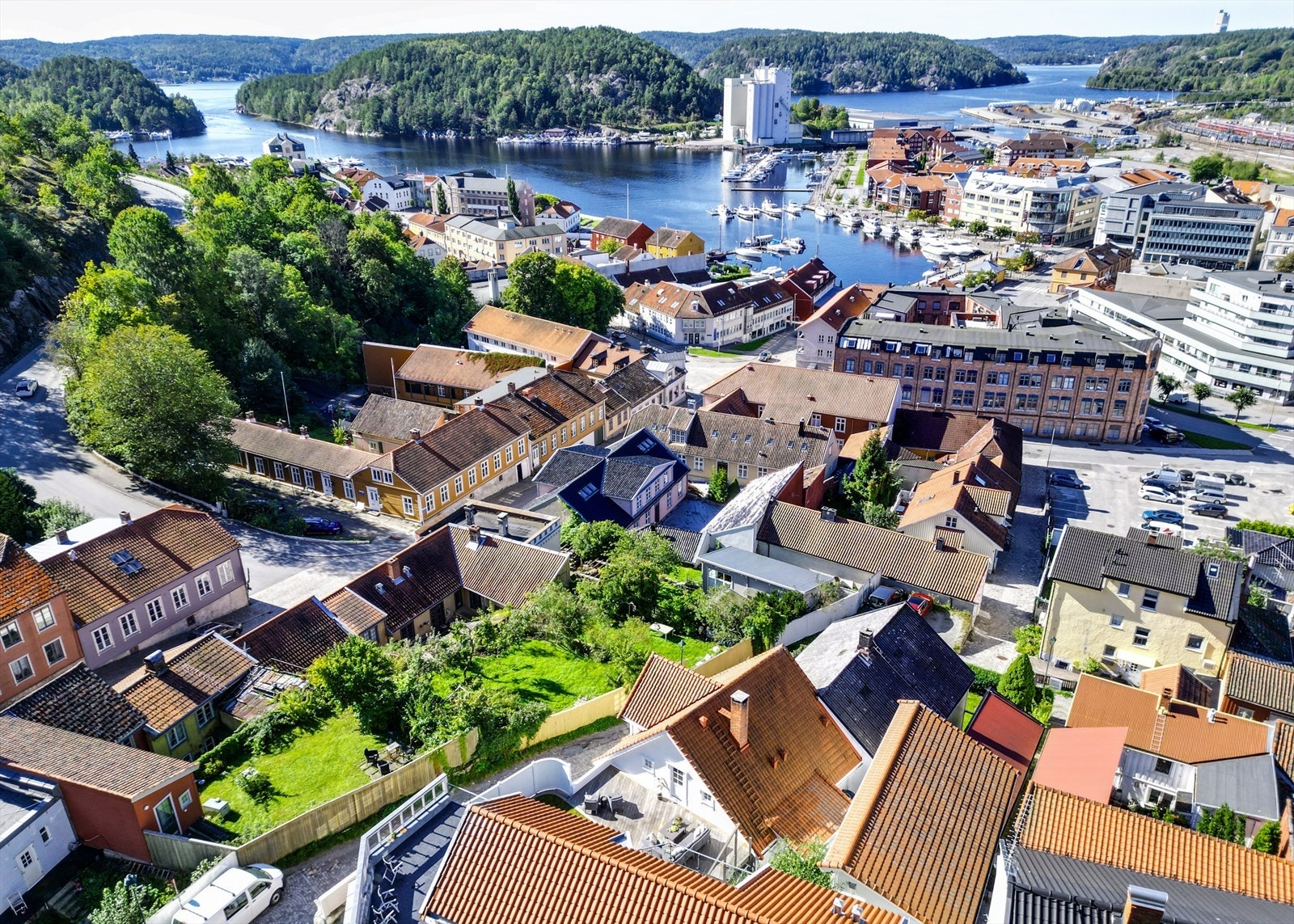 Eiendommen ligger langs brosteinsbelagte gater og med umiddelbar nærhet til sentrum. Galleribilde