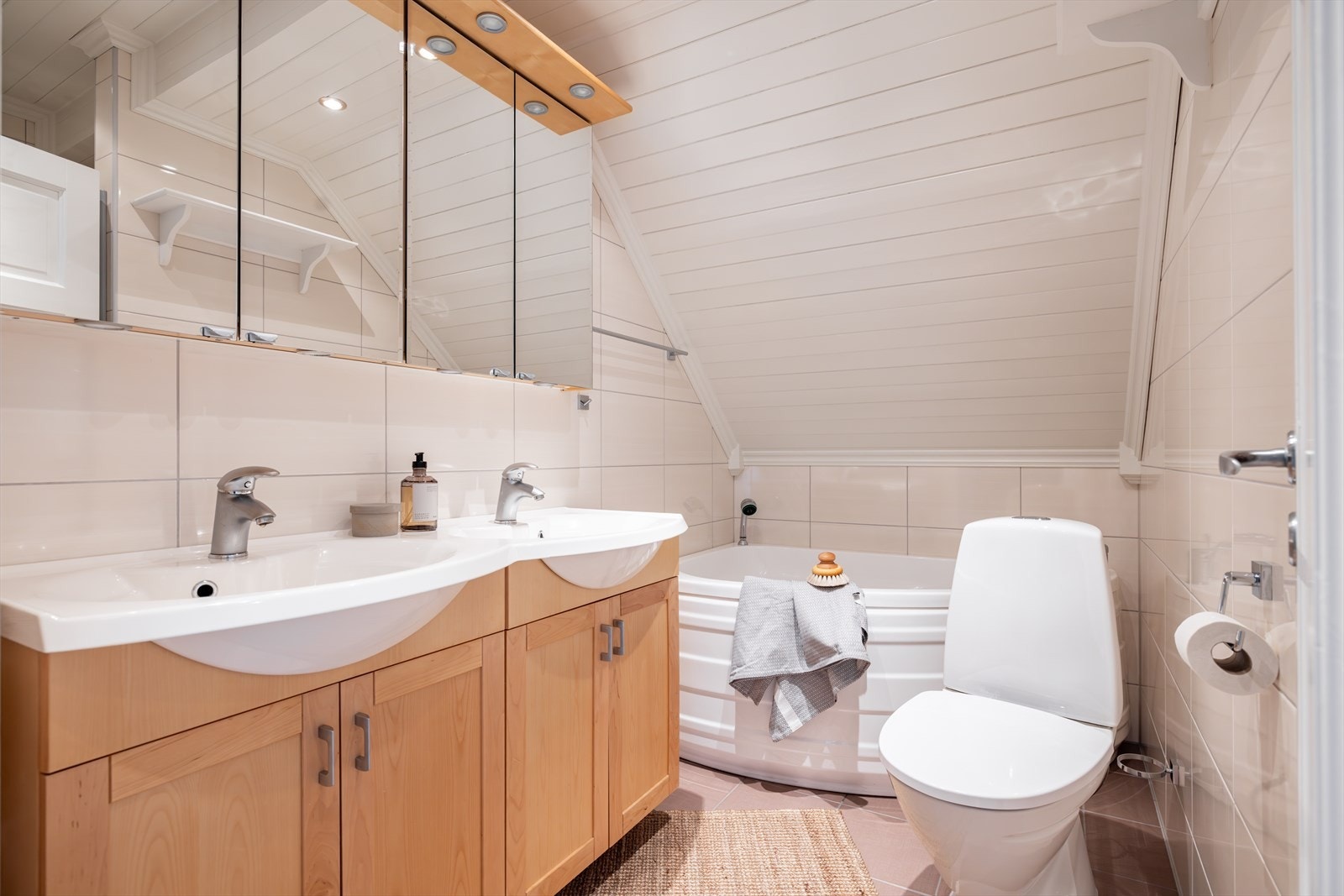 Badet er godt utnyttet og har servant, wc, hjørnekar og dusjnisje. Galleribilde