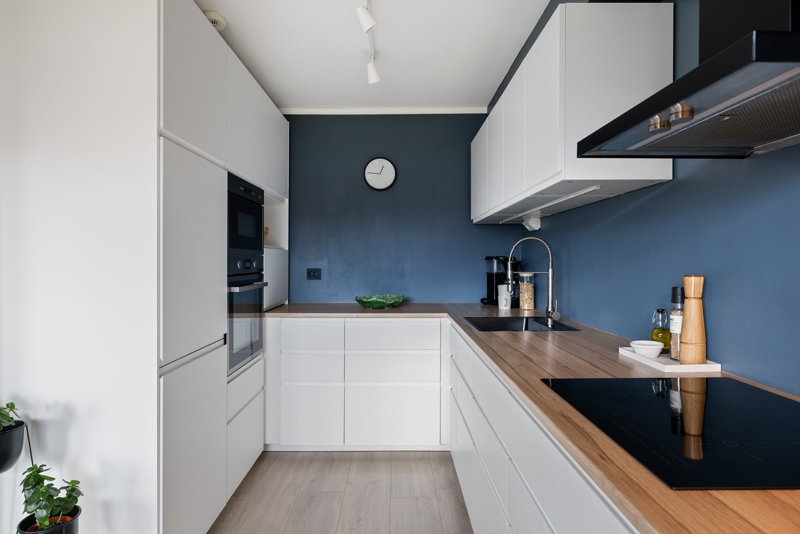 Kjøkkenet er smart designet i vinkleseksjon, supplert med høyskap i en del, for ytterligere oppbevaringsplass. Galleribilde