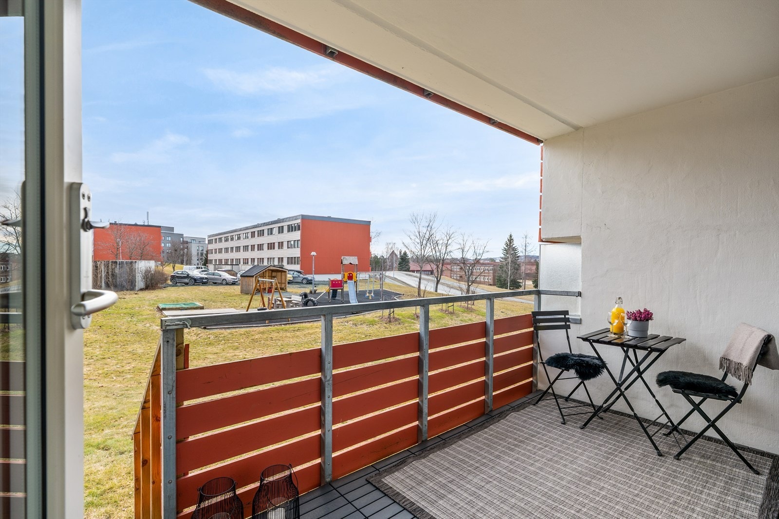 Verandadøren leder ut til en romslig og solvendt balkong målt til 12 kvm. Balkongen har en sydvendt orientering, som gjør dette til et ypperlig sted å nyte lange finværsdager på, så vel som kvelder. Galleribilde