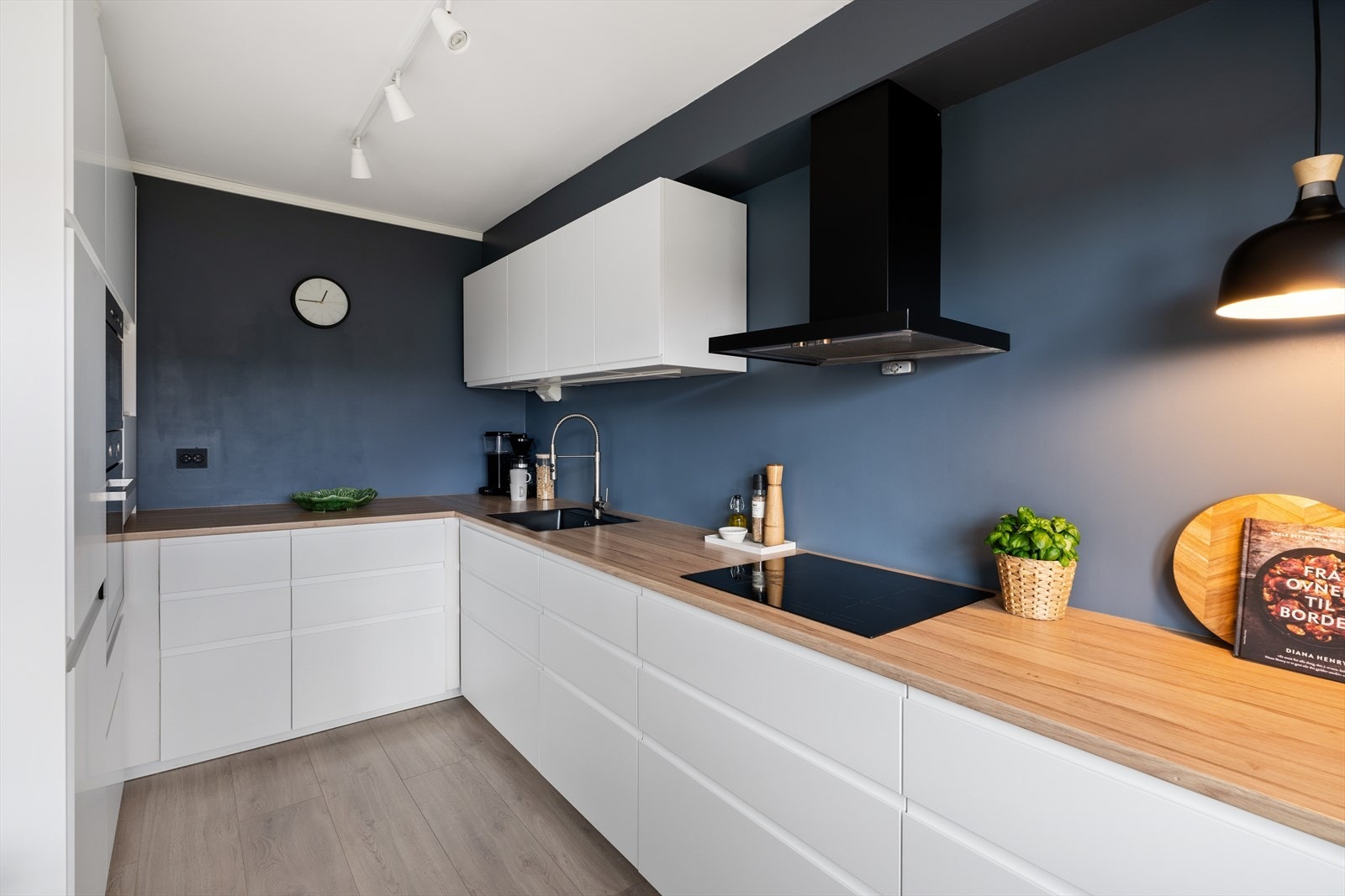 Proaktiv Eiendomsmegling ved Lisa Vinje Bakke har gleden av å presentere en renovert 3-roms leilighet i Vestlia borettslag. Boområdet karakteriseres som rolig og tilbaketrukket - med interne gangveier, lekeplasser og grøntområder like utenfor døra. Galleribilde