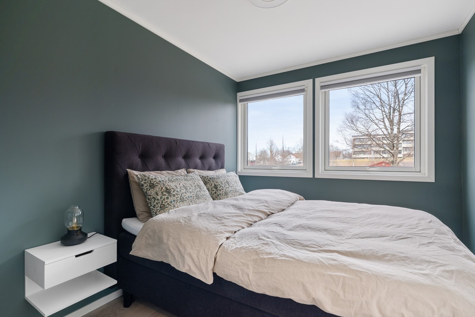 Leiligheten har to gode soverom på henholdsvis 8 og 9 kvm, med en smart intern plassering, tilbaketrukket fra kjøkken og stue. Galleribilde