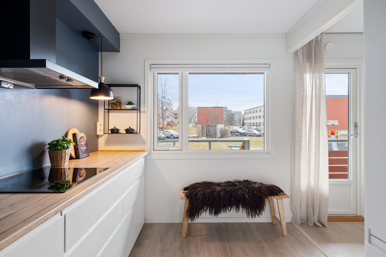 Som en bonus har kjøkkenet store vindu, som gir fin utsikt og dagslys til arbeidet. Galleribilde