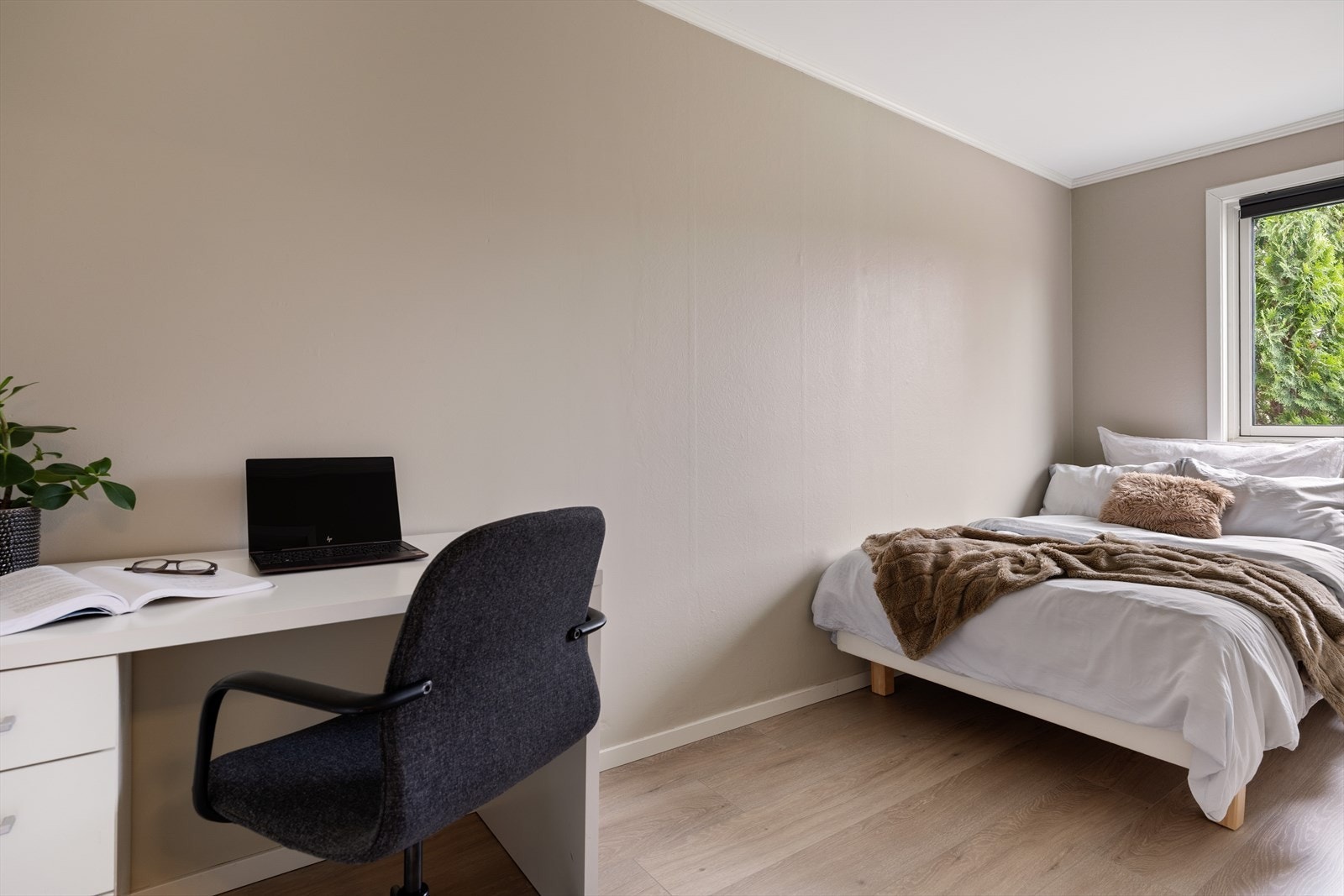 Boligens andre soverom er ypperlig å benytte som gjesterom, barnerom eller som kontor hvor frodige trær utenfor vindu, sørger for et fint bakteppe - hjemmekontor kan fort bli en favoritt. Galleribilde