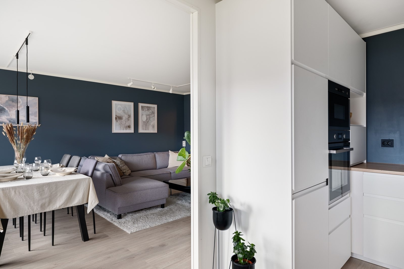 Hvitevarene er integrerte og består av stekeovn og micro, platetopp, oppvaskmaskin, samt kjøl- og fryseskap. Galleribilde