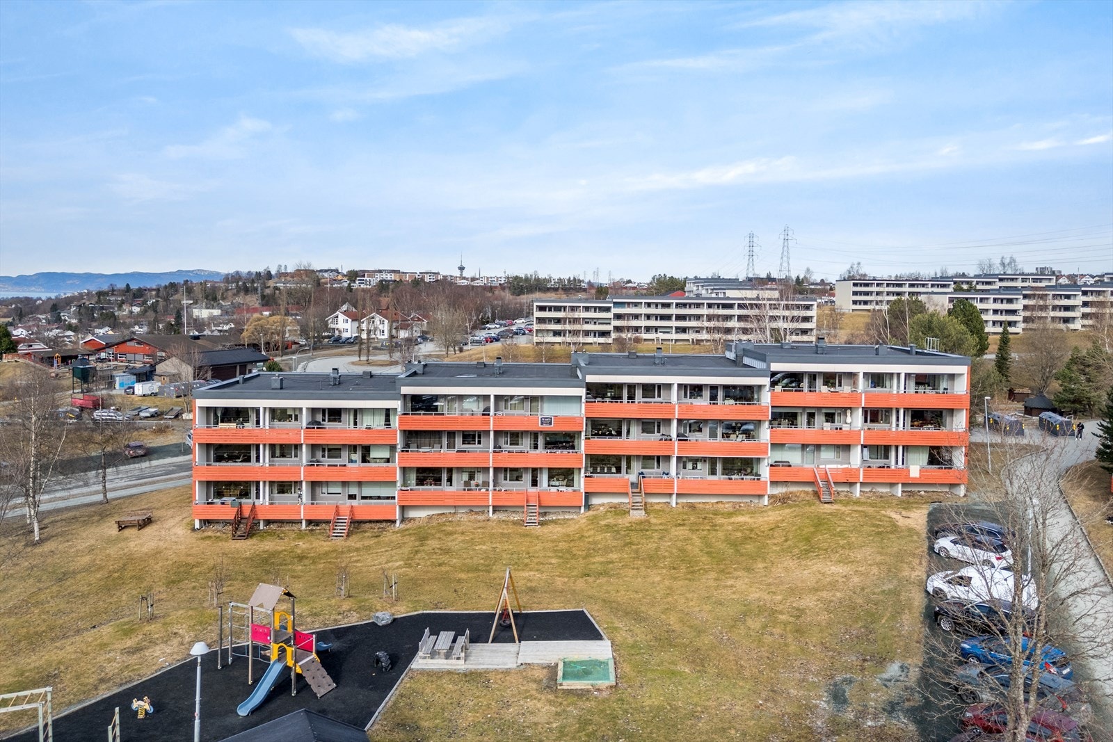 Boligområdet ligger fint til, med lett adkomst til omkjøringsveien som tar deg både øst- og vestover i byen. Fra leiligheten er det ca. 10 minutter med bil inn til Trondheim sentrum. Bilene står parkert her midlertidig, grunnet arbeid på parkeringsplass. Galleribilde