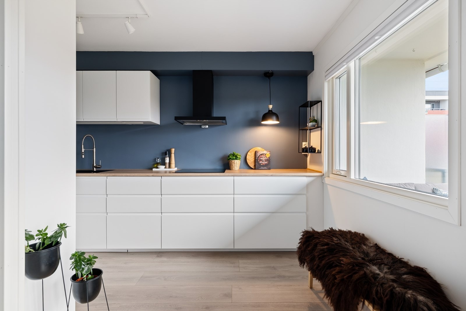 Innredningen fra IKEA er tidløs, med lyse fronter som står fint til rommet for øvrig. Galleribilde