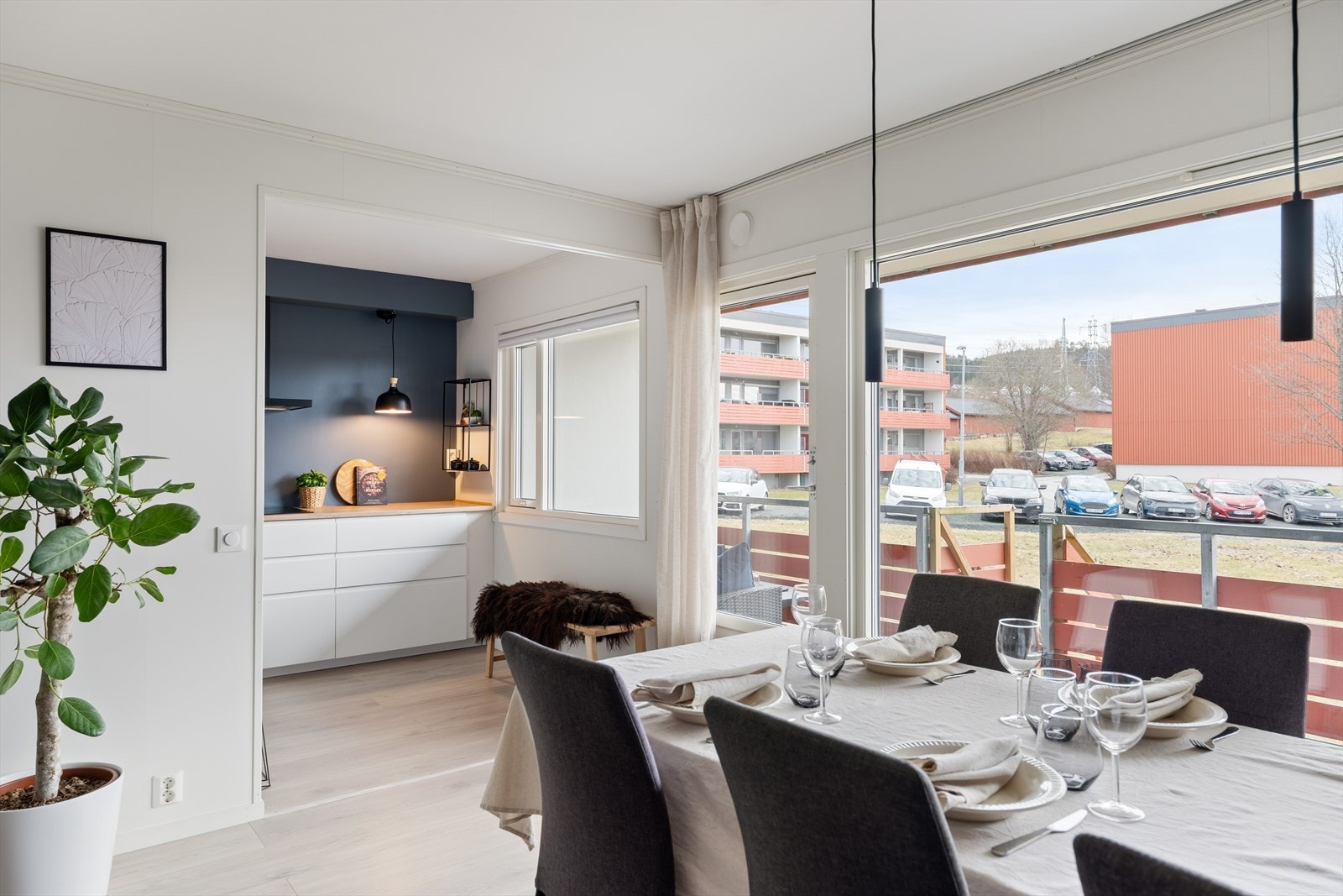 Stuen glir naturlig over i kjøkkendel, da det er benyttet samme materialer her. Kjøkkenet har en velutstyrt innredning fra 2018, som vil tilfredsstille selv den mest seriøse hobbykokken. Galleribilde