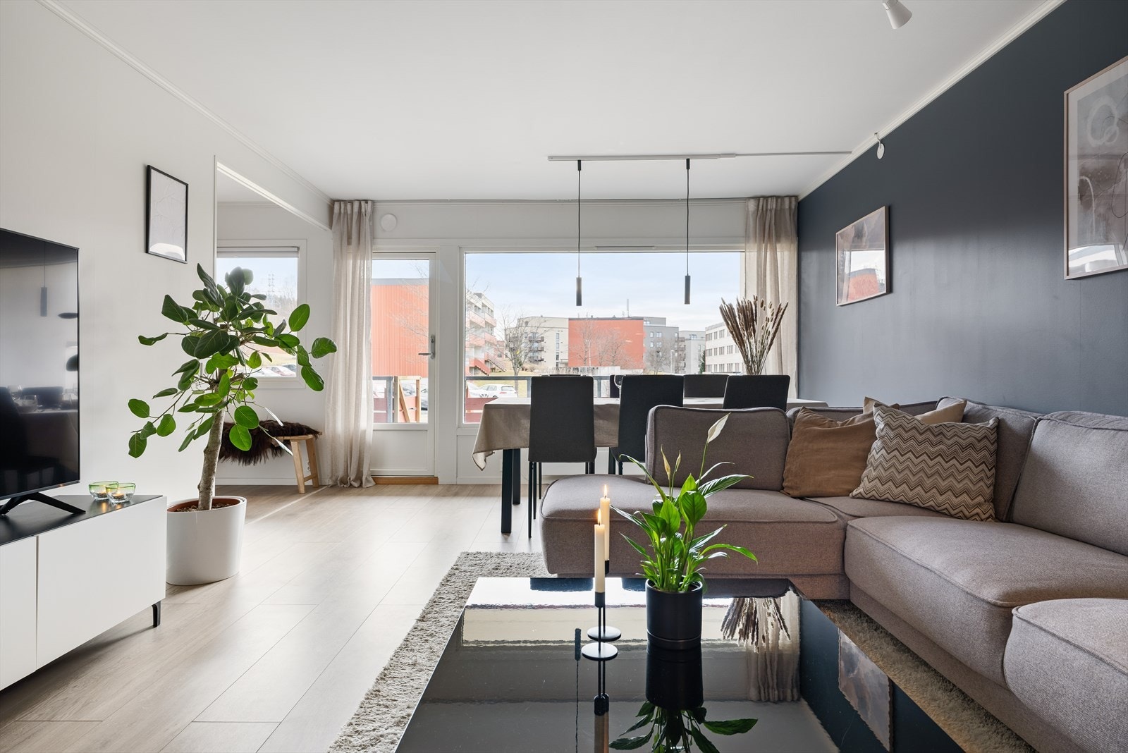 Når det gjelder møblering er det plass til både spisebord og sofagruppe i hver sin del av rommet. Galleribilde