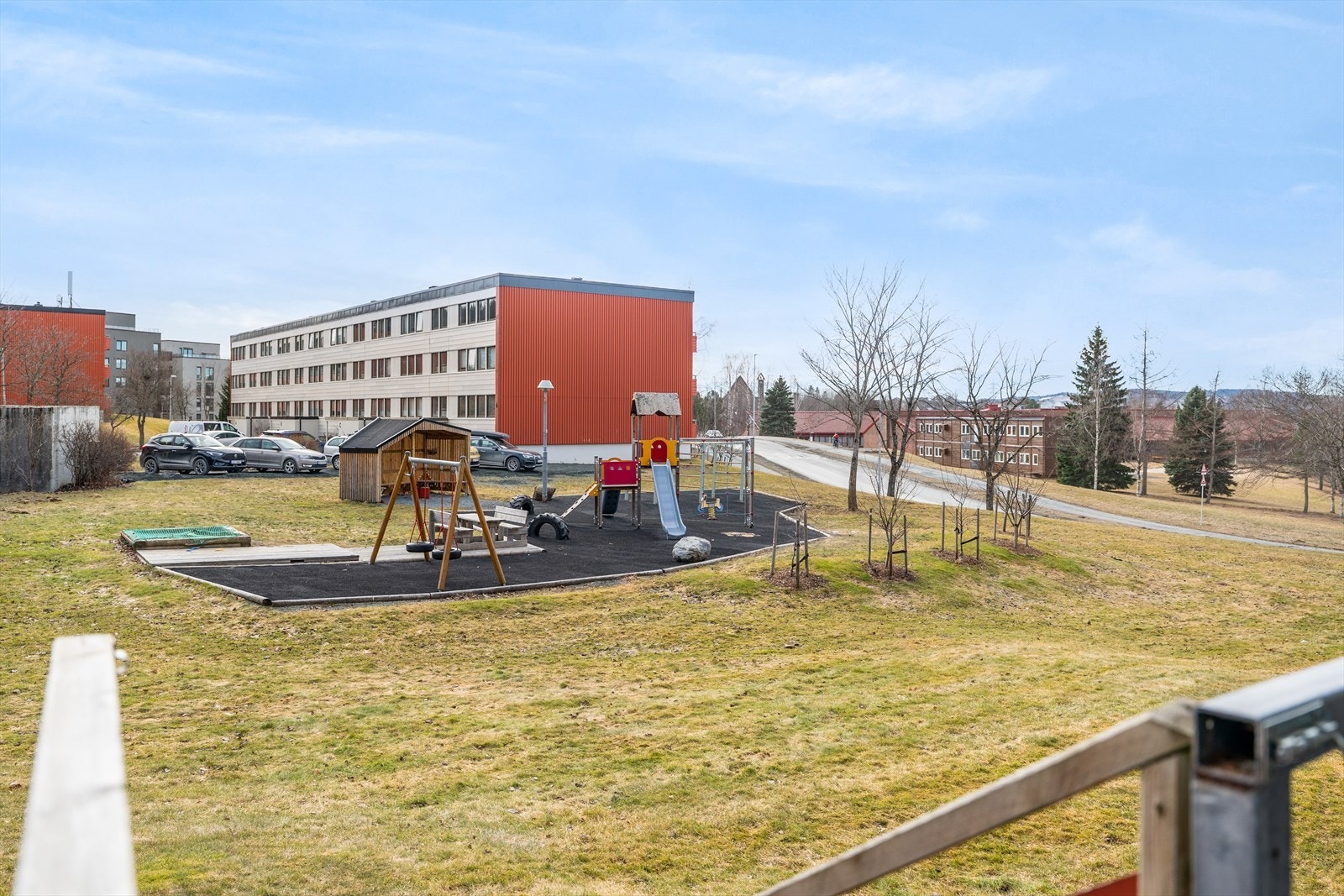 I 2021 ble det i tillegg etablert trapp ned til borettslagets fellesområde - en kvalitet som gjør det enkelt å benytte seg av det store plenarealet og ikke minst lekeplassen, som denne blokken har like utenfor. Galleribilde