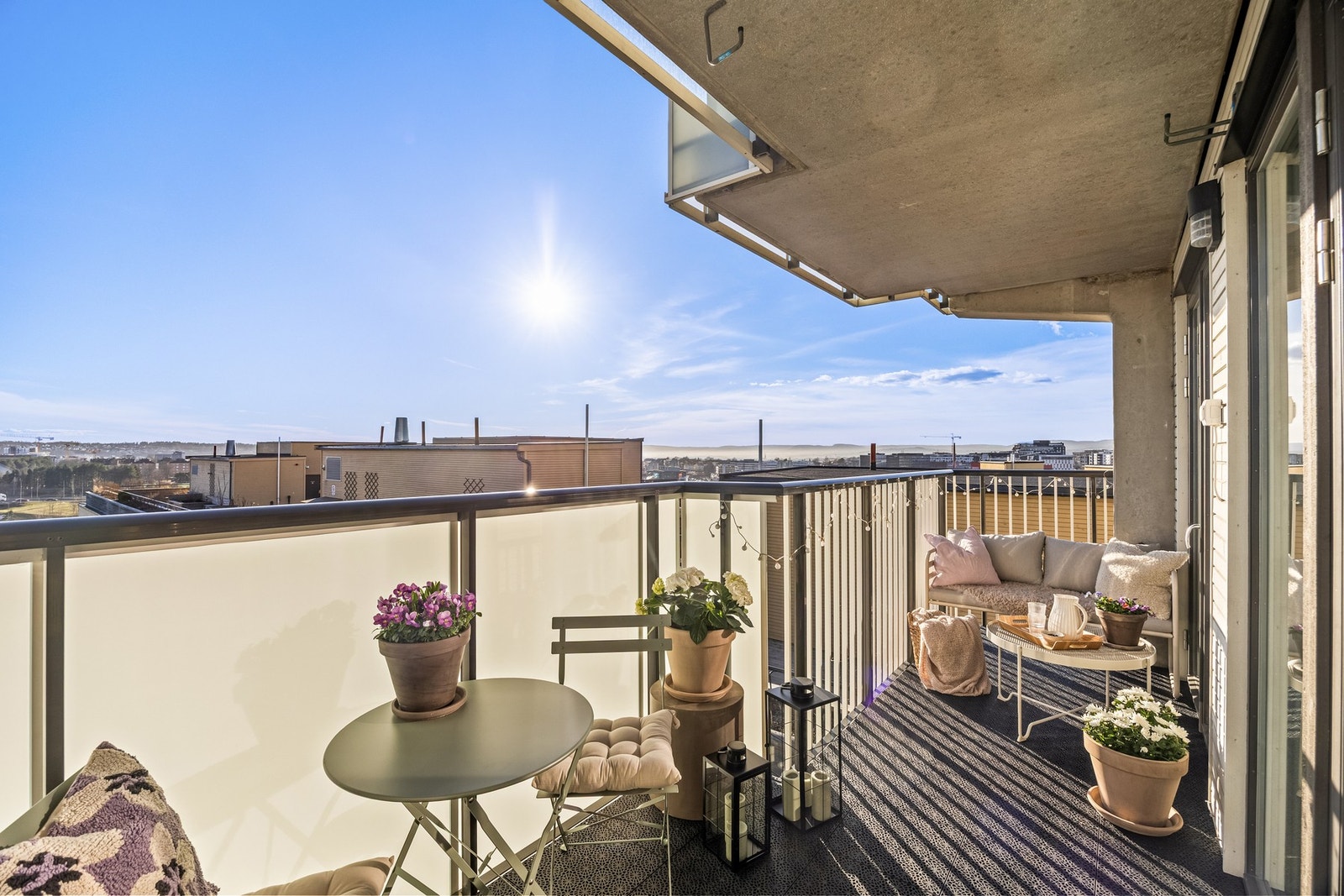 Her får du en herlig sydvestvendt balkong på 9 m² med topp solforhold og panoramautsikt fra 10. etasje! Galleribilde