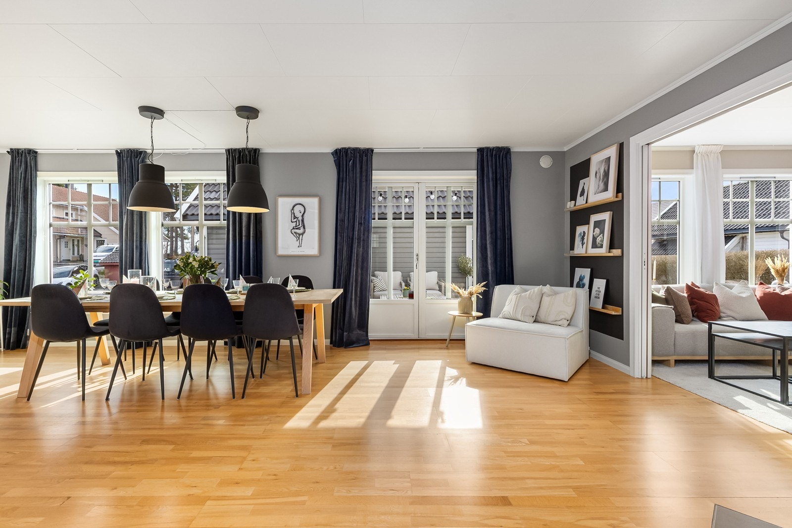 Utgang til terrasse. Perfekt å ta med seg måltidene ut på varme sommerdager Galleribilde