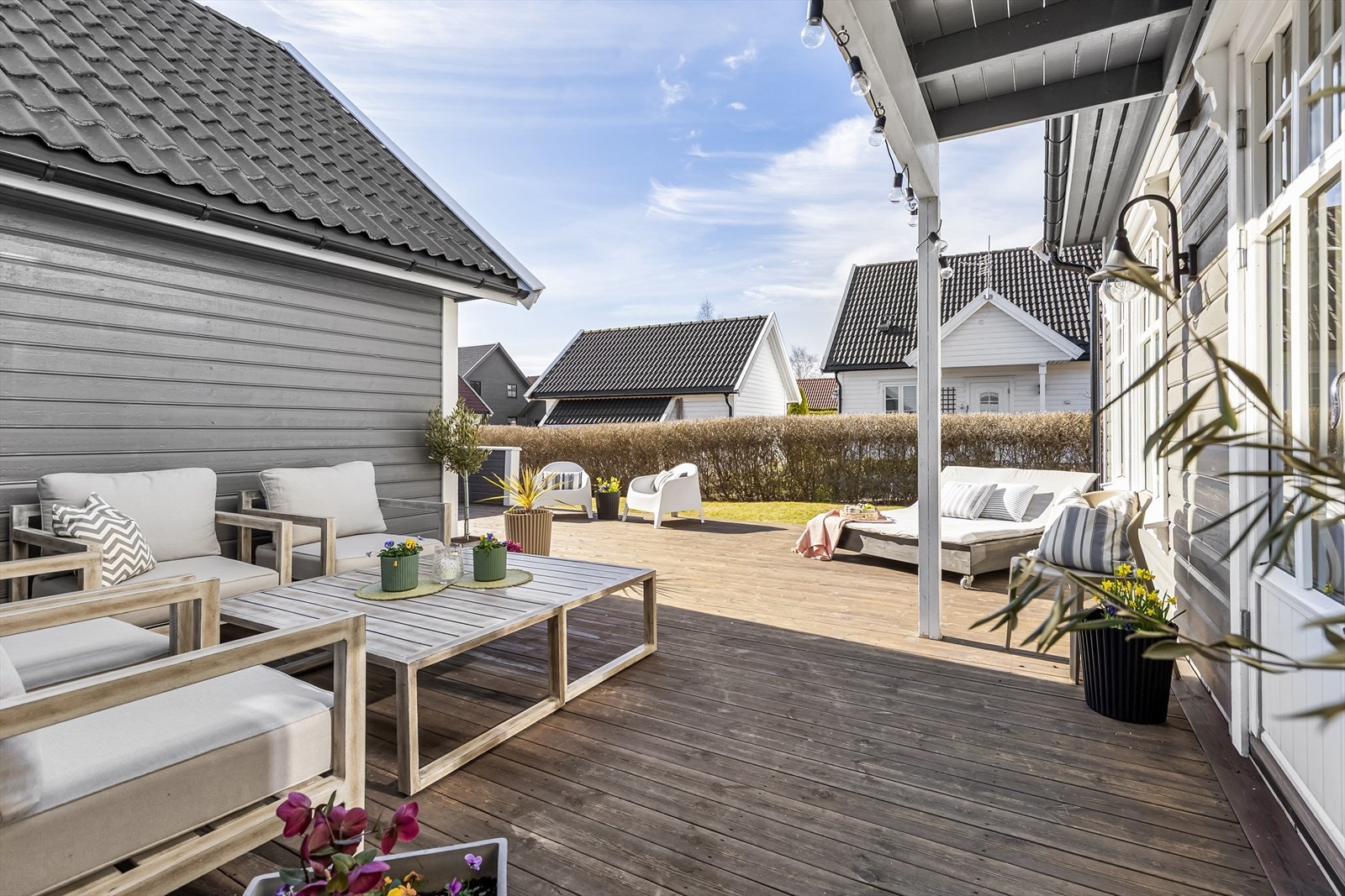 Fra stuen er det utgang til et romslig terrassedekke på ca. 54 m² - perfekt for solrike dager, grilling og lange sommerkvelder Galleribilde