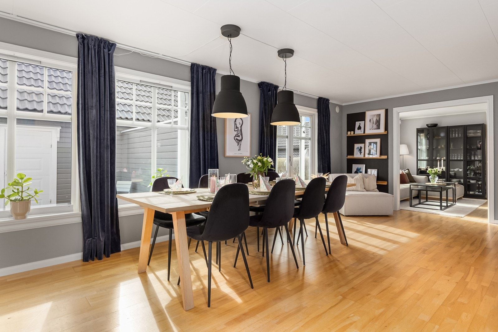 Det er god plass til en stor spisegruppe i forbindelse med kjøkkenet Galleribilde