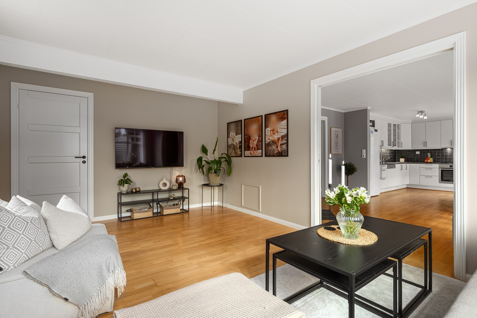 Stuen er en trivelig sone med plass til sofagruppe og tilhørende møblement Galleribilde