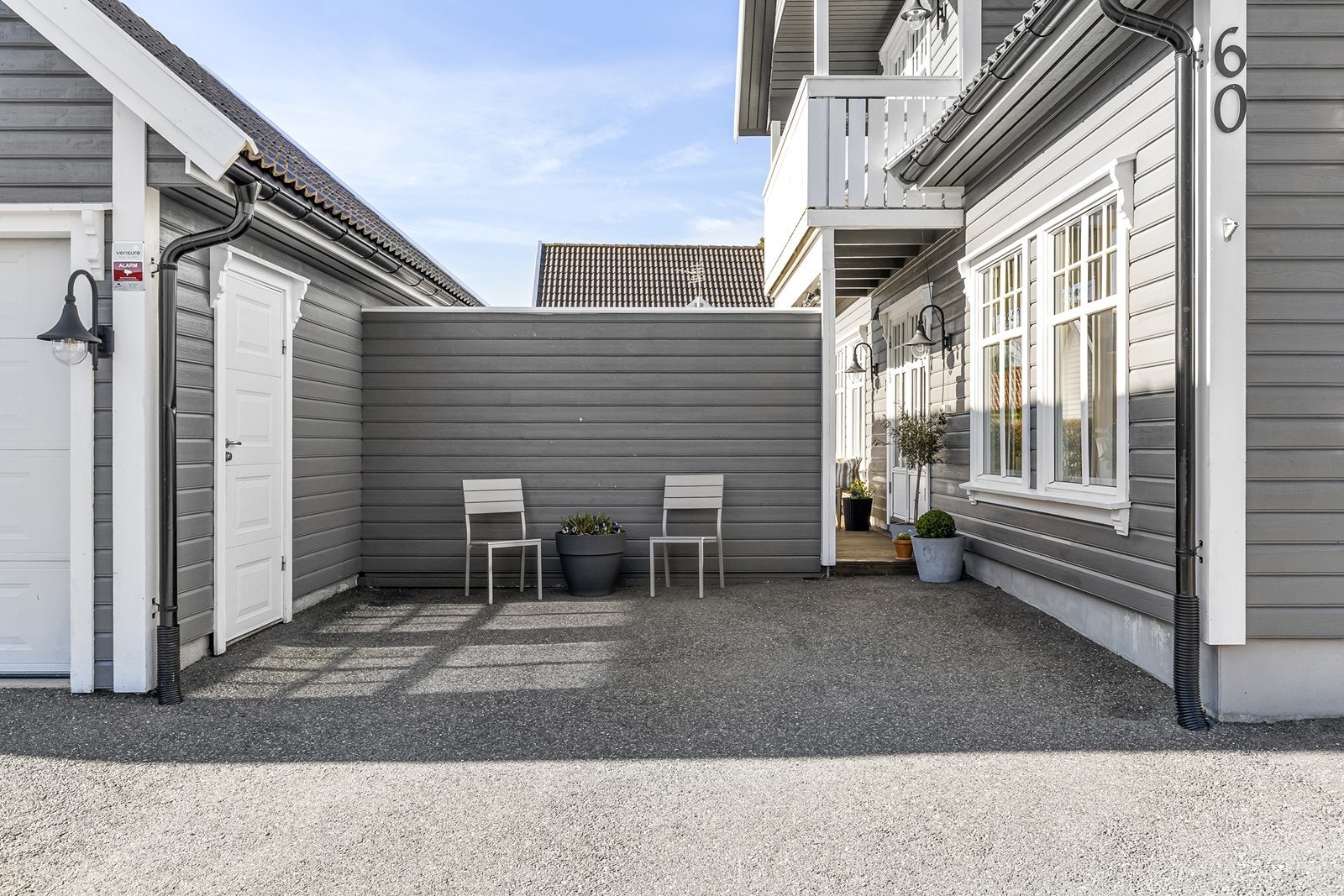 Tomten er pent opparbeidet og har asfaltert gårdsplass Galleribilde