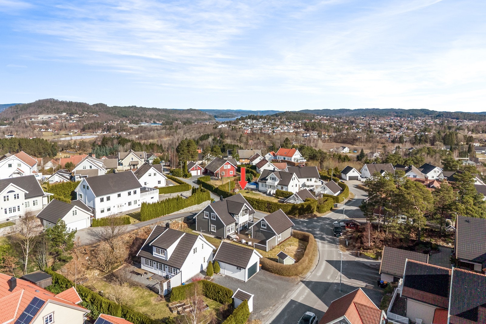 Eiendommen ligger i populære Myråsen - et veletablert og attraktivt boligområde. Her bor du i solrike og lune omgivelser i Toraldåsen Galleribilde