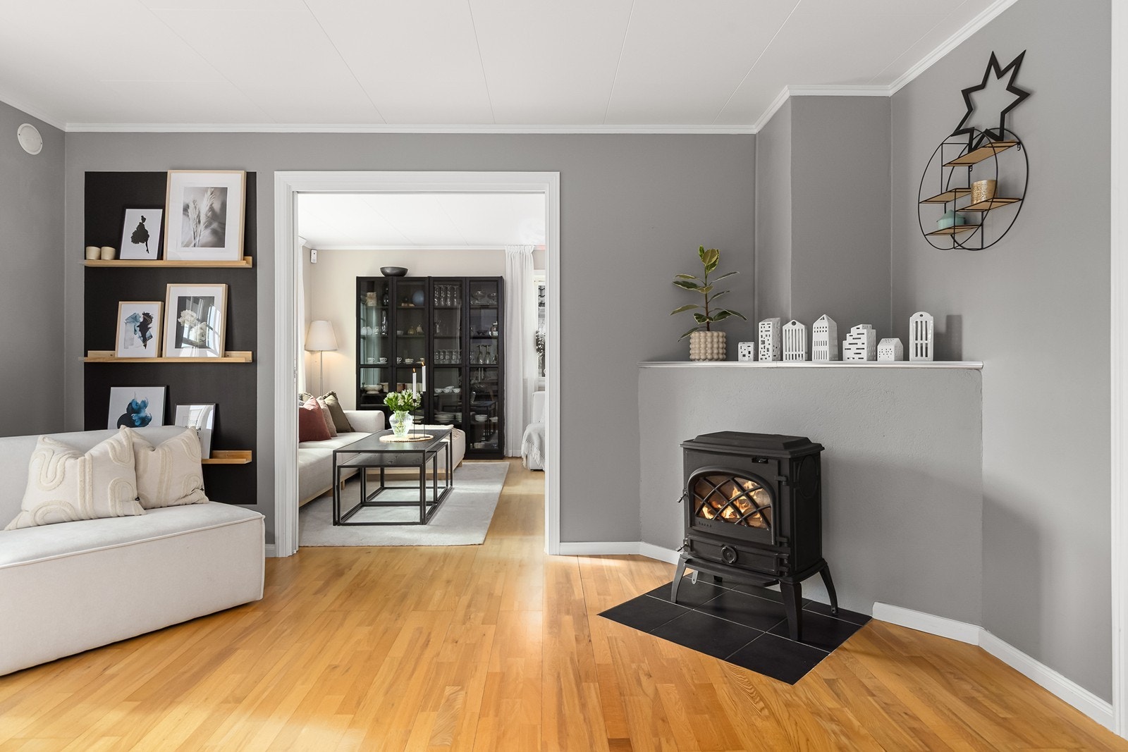 Stue og kjøkken kan adskilles med skyvedører Galleribilde