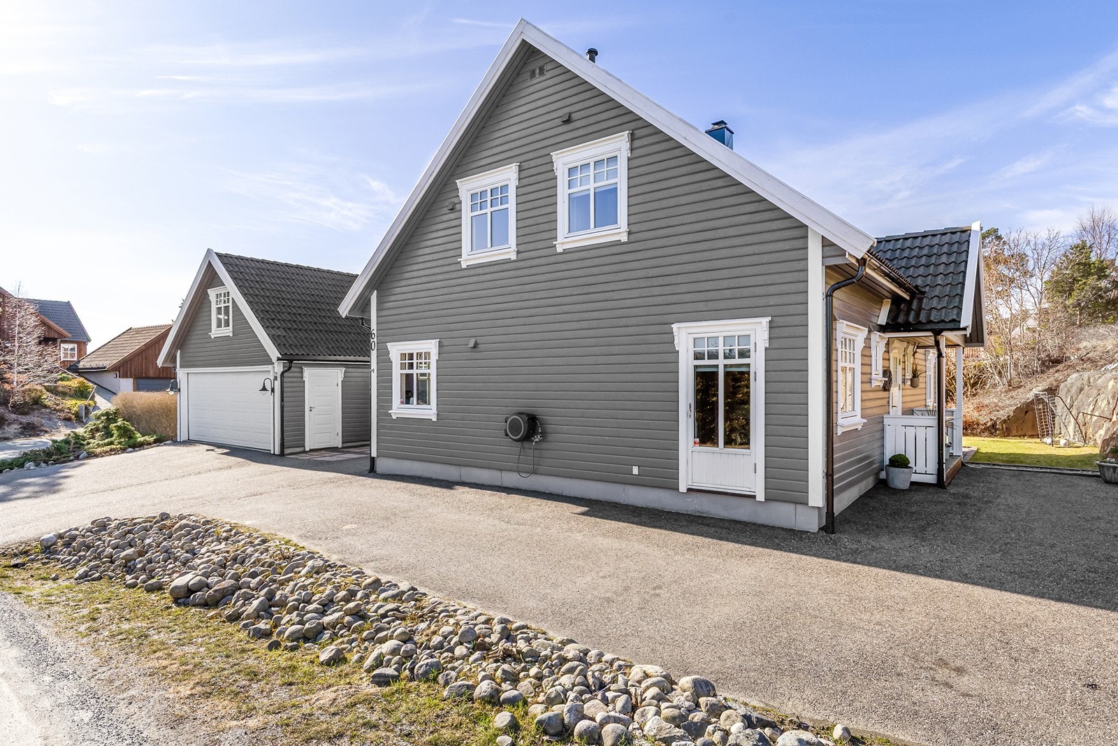 Det er god plass til parkering av flere biler på egen tomt Galleribilde