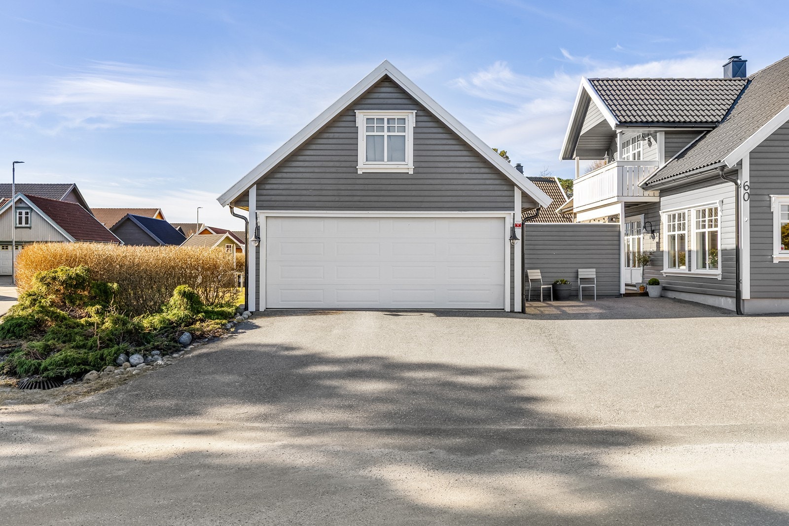 Dobbel garasje med romslig lagringsloft Galleribilde