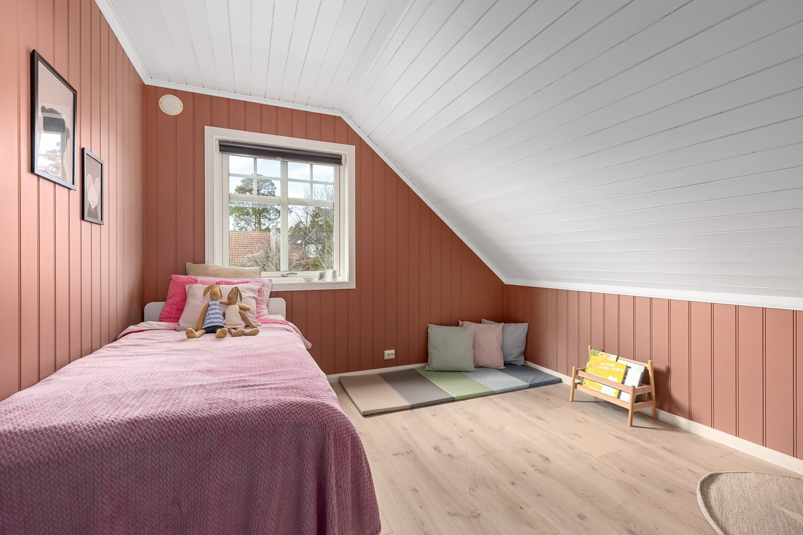 Soverommet har plass til seng, samt tilhørende møblement som nattbord og kommode Galleribilde