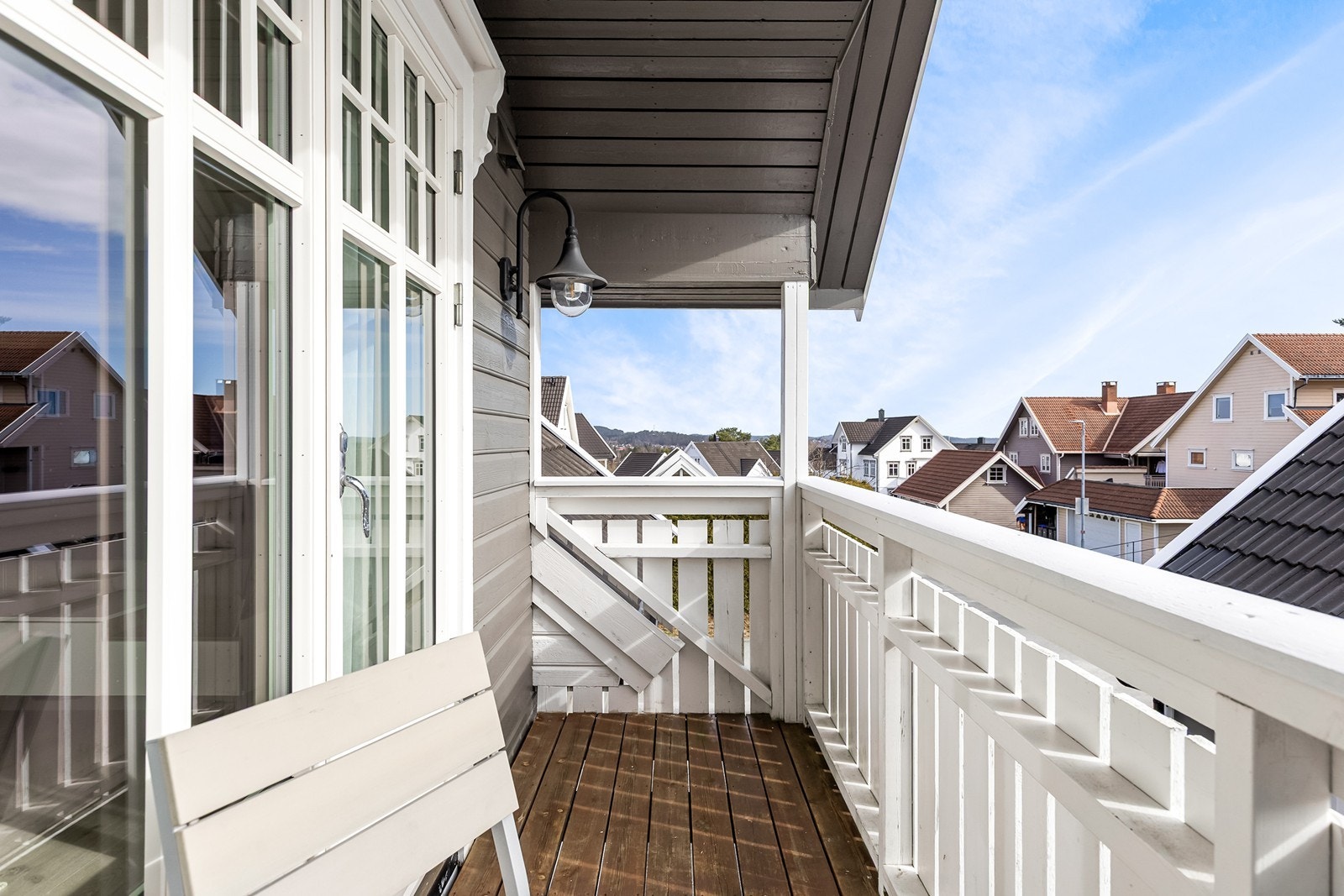 Verandaen har plass til enkel møblering. Her kan en nyte sol og utsikt til nærområdet. Galleribilde