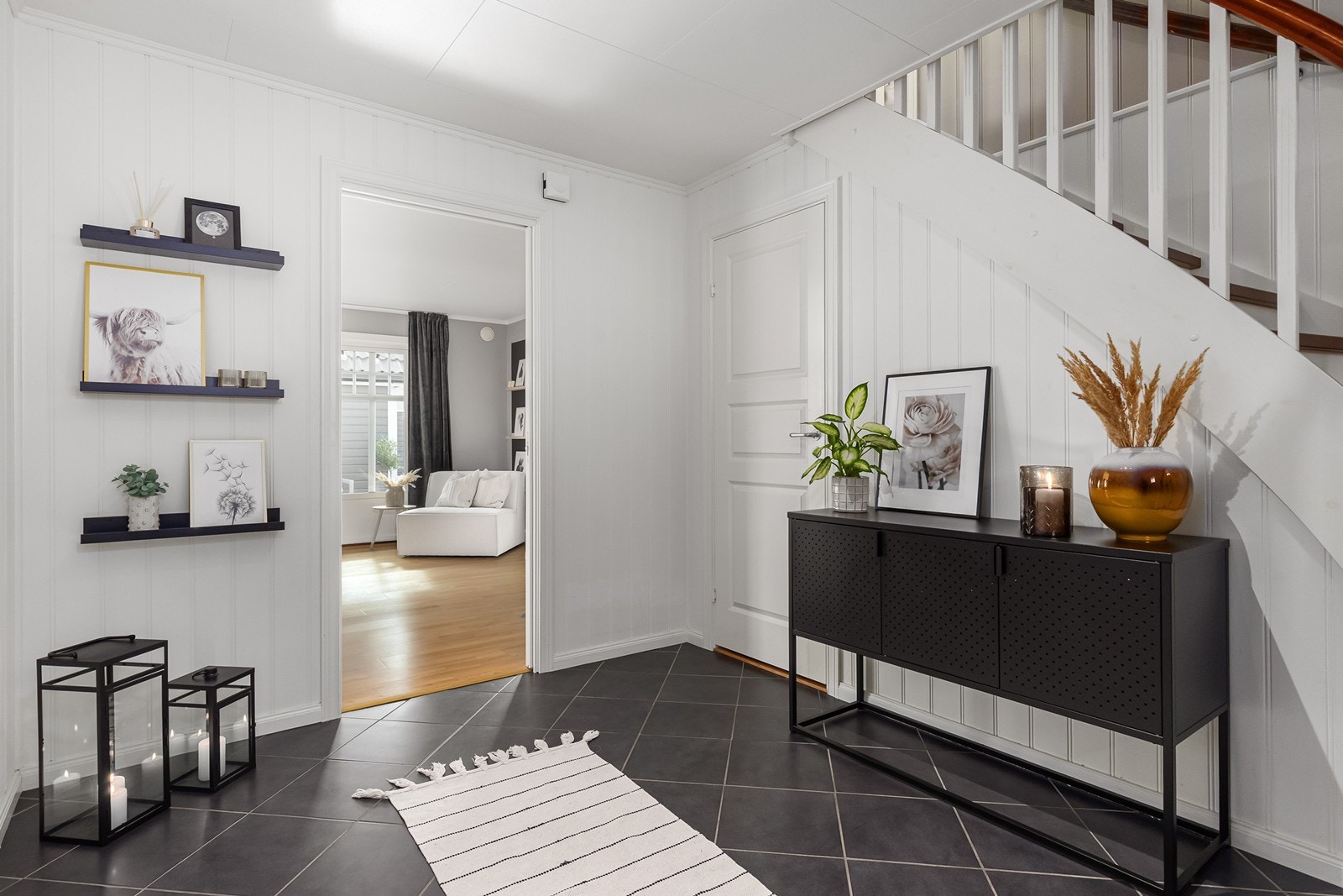 Boligen ønsker deg velkommen med en romslig og innbydende gang Galleribilde