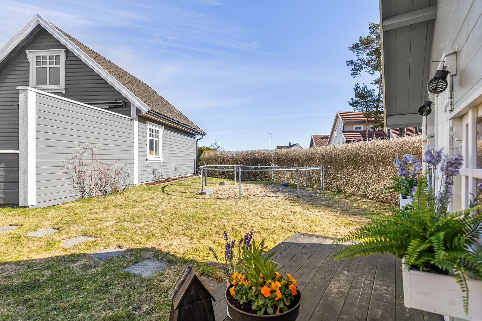 Hjørnet av hagen gir fin plass til trampoline Galleribilde