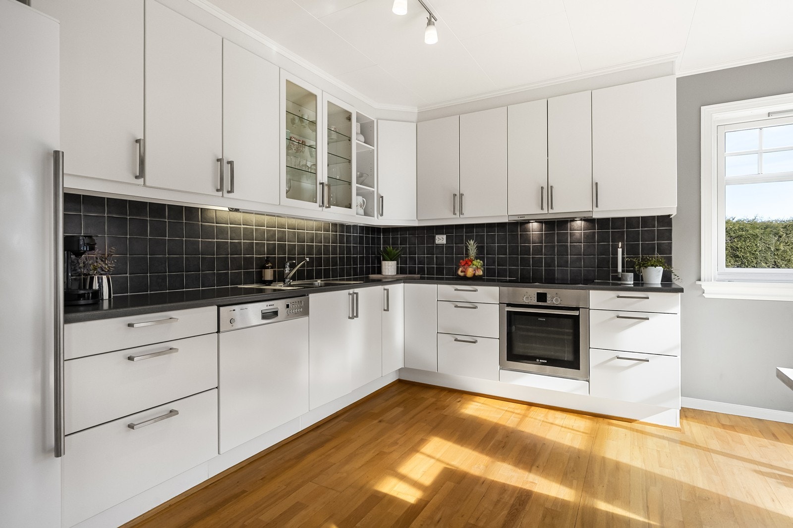 Kjøkkenet har en romslig innredning med god plass i over- og underskap Galleribilde