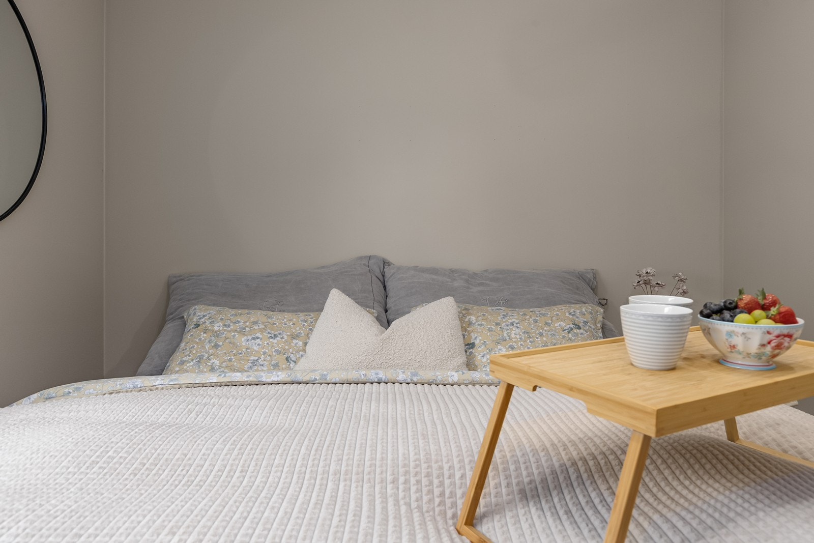 Det er god plass til dobbeltseng og nattbord Galleribilde