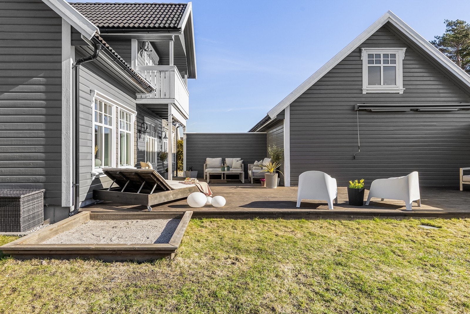 Ideell uteplass for både lek, sosiale sammenkomster og avslapning på solfylte sommerdager Galleribilde