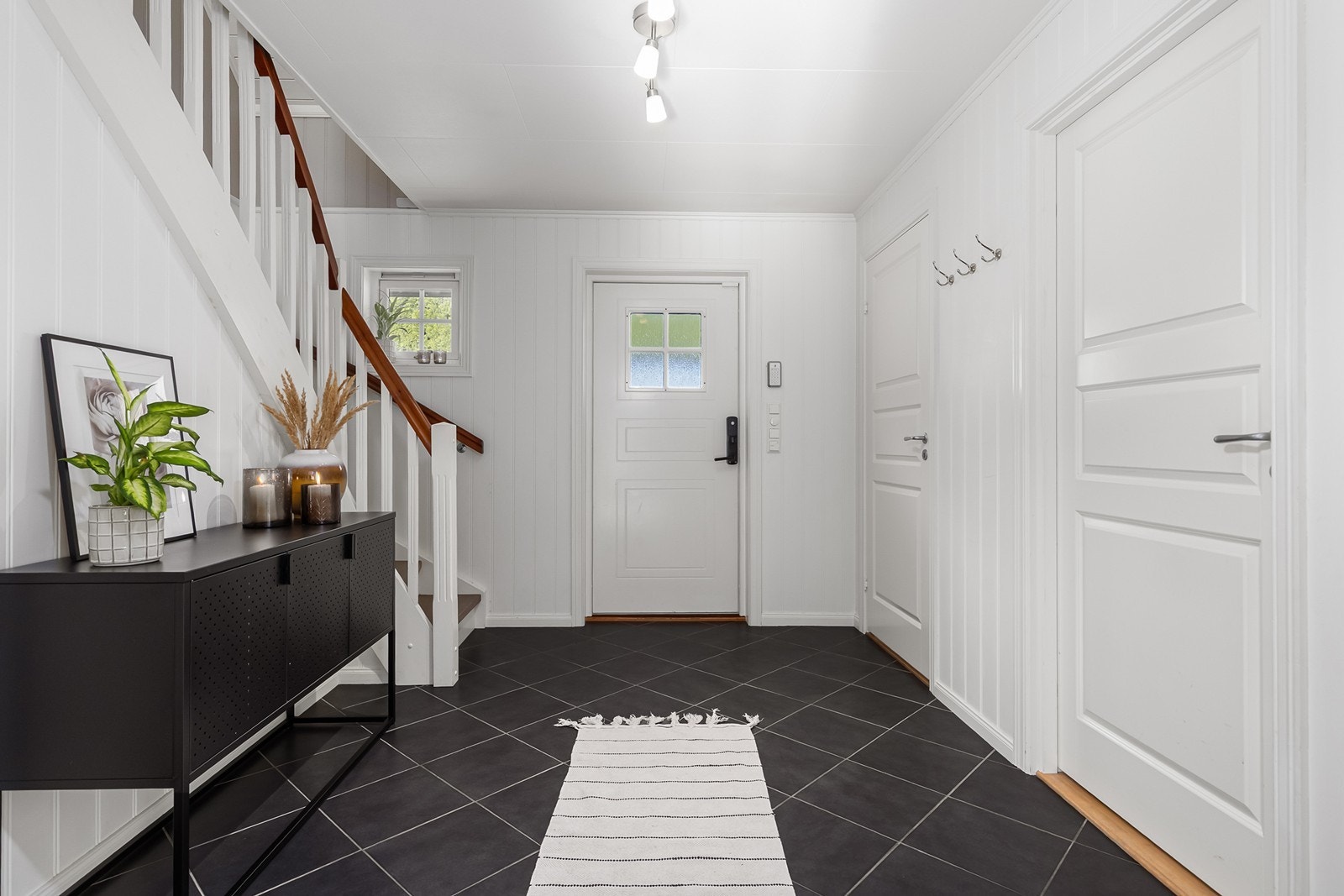 Det er adkomst til både wc, vaskerom og kott fra gangen Galleribilde