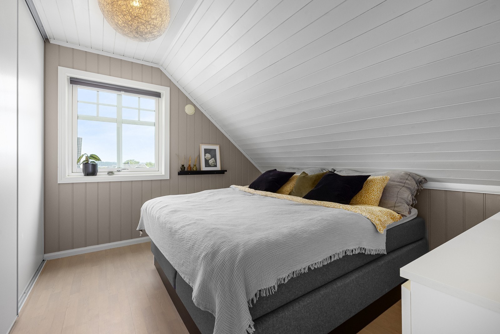 Romslig soverom med skyvedørsgarderobe Galleribilde