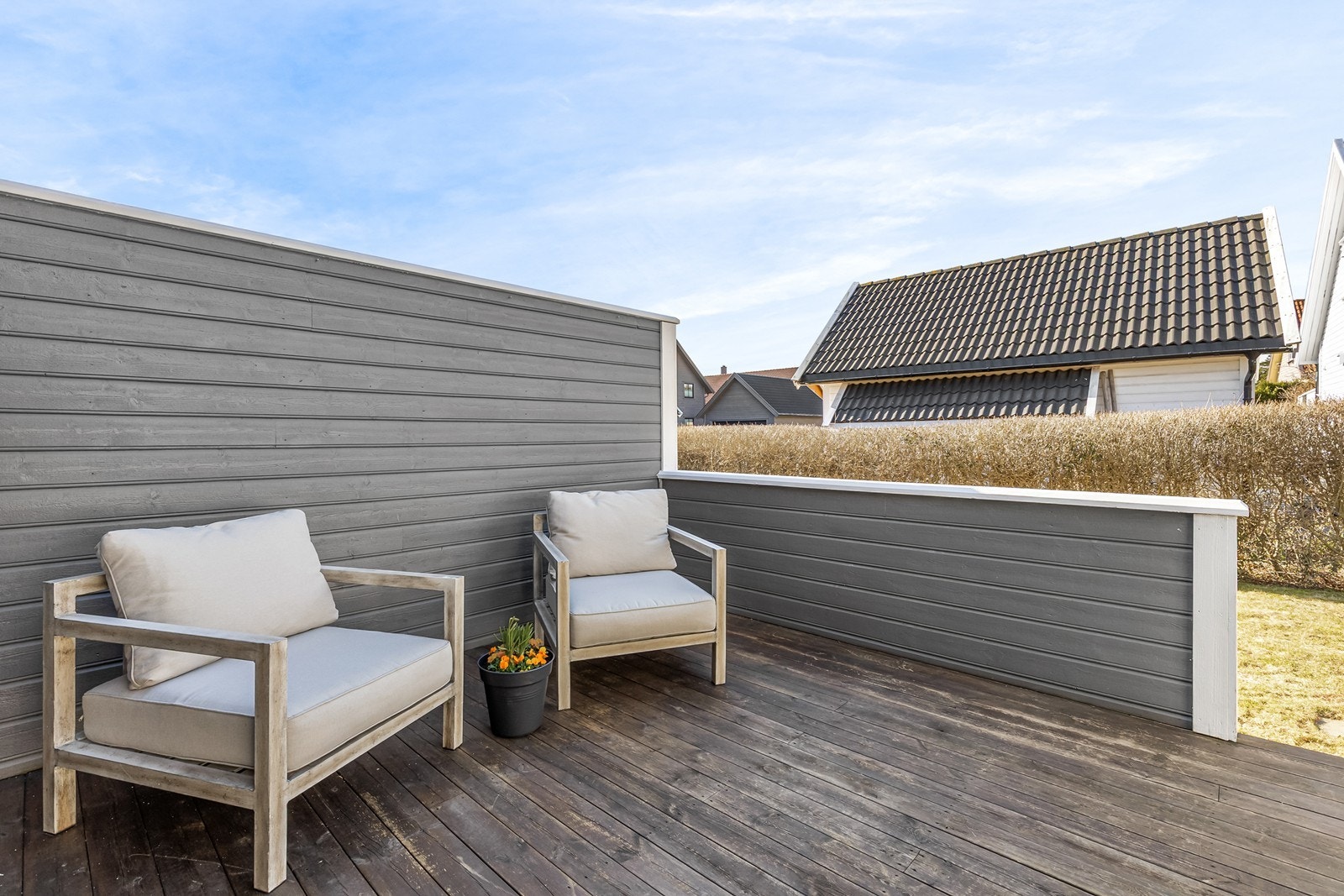 God plass til utemøblement, og flere hyggelige sittegrupper Galleribilde