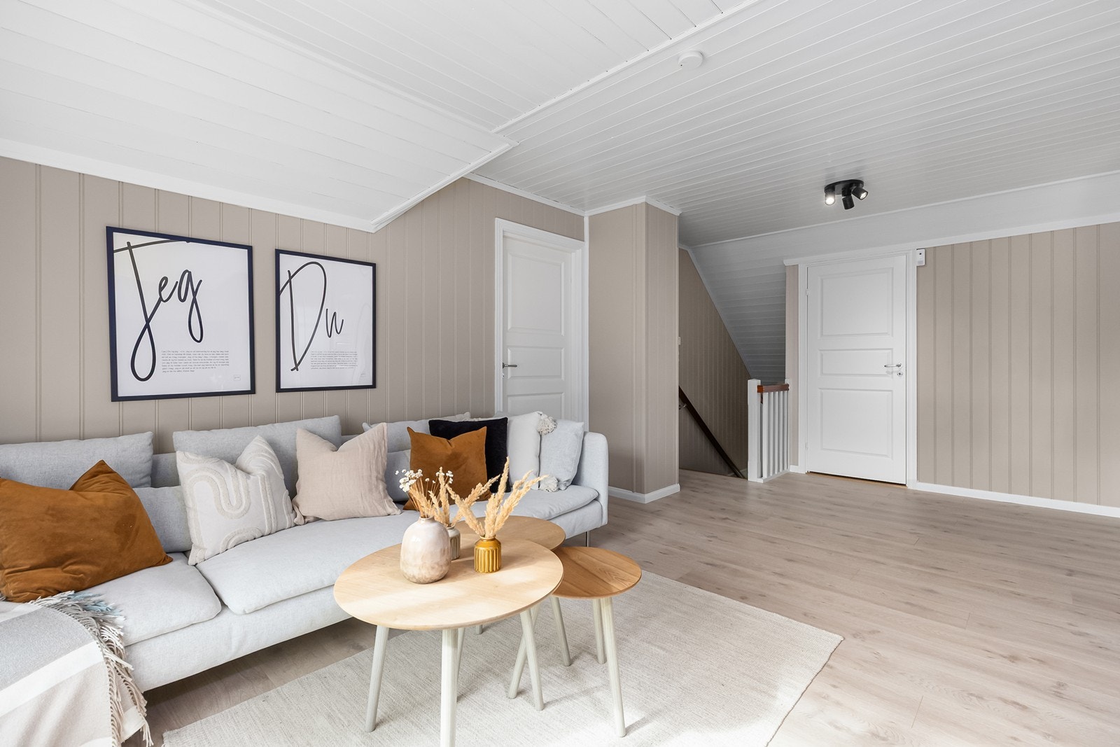 Fra gangen leder trapp opp til boligens andre etasje Galleribilde